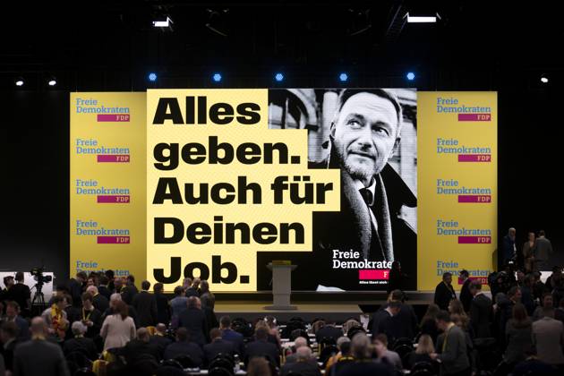 FDP Parteitag DEU, Deutschland, Germany, Berlin, 09.02.2025 Anzeige mit Motto Alles geben Auch fuer deinen Job mit Foto von Christian Lindner FDP fuer die Kampagne der Freien Demokraten auf dem Bundesparteitag der FDP zum Wahlprogramm und Sofortprogramm unter dem Motto Alles laesst sich aendern Alles lässt sich ändern in Berlin Deutschland . Nach dem Bruch der Drei-Parteien-Bundeskoalition im vergangenen November werden in Deutschland am 23. Februar 2025 vorgezogene Bundestagswahlen abgehalten. Die Partei bewegt sich derzeit unter der 5 Prozent en: Display with slogan Give everything for your job too with photo by Christian Lindner FDP for the campaign of the Free Democrats at the federal party conference of the FDP on the election progra