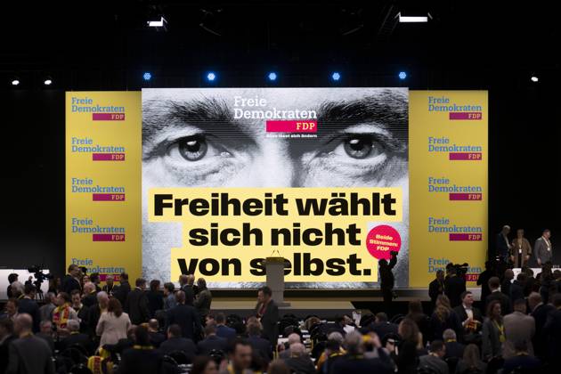 FDP Parteitag DEU, Deutschland, Germany, Berlin, 09.02.2025 Anzeige mit Motto Freiheit waehlt sich nicht von selbst mit Foto von Christian Lindner FDP fuer die Kampagne der Freien Demokraten auf dem Bundesparteitag der FDP zum Wahlprogramm und Sofortprogramm unter dem Motto Alles laesst sich aendern Alles lässt sich ändern in Berlin Deutschland . Nach dem Bruch der Drei-Parteien-Bundeskoalition im vergangenen November werden in Deutschland am 23. Februar 2025 vorgezogene Bundestagswahlen abgehalten. Die Partei bewegt sich derzeit unter der 5 Prozent en: Display with slogan Freedom does not choose itself with photo by Christian Lindner FDP for the campaign of the Free Democrats at the federal party conference of the FDP on the election pro
