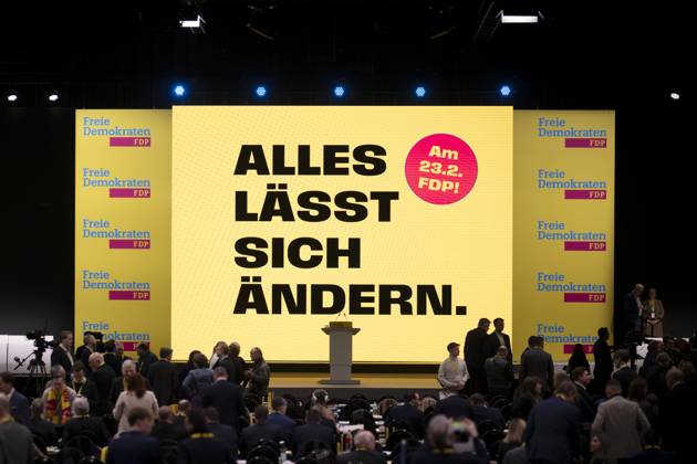FDP Parteitag DEU, Deutschland, Germany, Berlin, 09.02.2025 Anzeige Alles laesst sich aendern fuer die Kampagne der Freien Demokraten auf dem Bundesparteitag der FDP zum Wahlprogramm und Sofortprogramm unter dem Motto Alles laesst sich aendern Alles lässt sich ändern in Berlin Deutschland . Nach dem Bruch der Drei-Parteien-Bundeskoalition im vergangenen November werden in Deutschland am 23. Februar 2025 vorgezogene Bundestagswahlen abgehalten. Die Partei bewegt sich derzeit unter der 5 Prozent . en: Display Everything can be changed for the campaign of the Free Democrats at the federal party conference of the FDP on the election program and immediate program under the motto Everything can be changed Everything can be changed in Berlin Ger