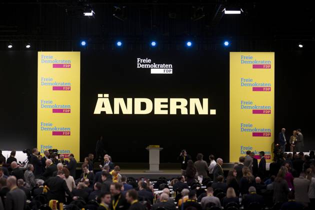 FDP Parteitag DEU, Deutschland, Germany, Berlin, 09.02.2025 Anzeige Aendern Ändern fuer die Kampagne der Freien Demokraten auf dem Bundesparteitag der FDP zum Wahlprogramm und Sofortprogramm unter dem Motto Alles laesst sich aendern Alles lässt sich ändern in Berlin Deutschland . Nach dem Bruch der Drei-Parteien-Bundeskoalition im vergangenen November werden in Deutschland am 23. Februar 2025 vorgezogene Bundestagswahlen abgehalten. Die Partei bewegt sich derzeit unter der 5 Prozent. en: Display says Change Änder for the campaign of the Free Democrats at the federal party conference of the FDP on the election program and immediate program under the motto Everything can be changed Everything can be changed in Berlin Germany . After the b