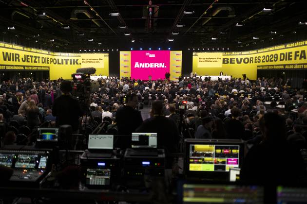 FDP Parteitag DEU, Deutschland, Germany, Berlin, 09.02.2025 Uebersicht mit Anzeige Aendern Ändern fuer die Kampagne der Freien Demokraten auf dem Bundesparteitag der FDP zum Wahlprogramm und Sofortprogramm unter dem Motto Alles laesst sich aendern Alles lässt sich ändern in Berlin Deutschland . Nach dem Bruch der Drei-Parteien-Bundeskoalition im vergangenen November werden in Deutschland am 23. Februar 2025 vorgezogene Bundestagswahlen abgehalten. Die Partei bewegt sich derzeit unter der 5 Prozent. en: Overview with Display says Change Änder for the campaign of the Free Democrats at the federal party conference of the FDP on the election program and immediate program under the motto Everything can be changed Everything can be changed in