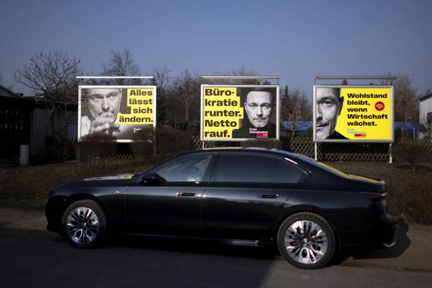 FDP Parteitag DEU, Deutschland, Germany, Berlin, 09.02.2025 Limosine vor Wahlplakate mit Slogan Buerokratie runter Netto Rauf der FDP mit Foto von Christian Lindner FDP fuer die Kampagne der Freien Demokraten auf dem Bundesparteitag der FDP zum Wahlprogramm und Sofortprogramm unter dem Motto Alles laesst sich aendern Alles lässt sich ändern in Berlin Deutschland . Nach dem Bruch der Drei-Parteien-Bundeskoalition im vergangenen November werden in Deutschland am 23. Februar 2025 vorgezogene Bundestagswahlen abgehalten. Die Partei bewegt sich derzeit unter der 5 Prozent en: Limosine in front of election posters with the slogan Bureaucracy down Netto Rauf of the FDP with photo by Christian Lindner FDP for the campaign of the Free Democrats at