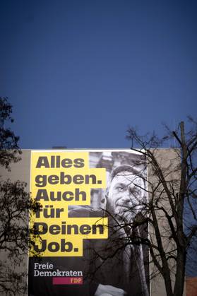 FDP Parteitag DEU, Deutschland, Germany, Berlin, 09.02.2025 Grosses Wahlplakat mit Slogan Alles geben Auch fuer deinen Job der FDP mit Foto von Christian Lindner FDP fuer die Kampagne der Freien Demokraten auf dem Bundesparteitag der FDP zum Wahlprogramm und Sofortprogramm unter dem Motto Alles laesst sich aendern Alles lässt sich ändern in Berlin Deutschland . Nach dem Bruch der Drei-Parteien-Bundeskoalition im vergangenen November werden in Deutschland am 23. Februar 2025 vorgezogene Bundestagswahlen abgehalten. Die Partei bewegt sich derzeit unter der 5 Prozent en: Large election poster with slogan Give everything Also for your job from the FDP with photo by Christian Lindner FDP for the campaign of the Free Democrats at the federal pa