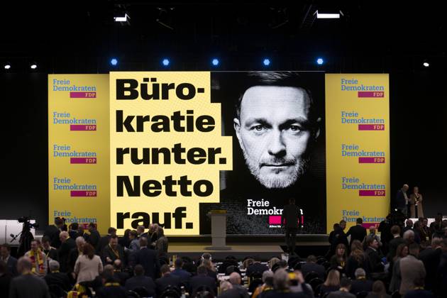 FDP Parteitag DEU, Deutschland, Germany, Berlin, 09.02.2025 Anzeige mit Motto Buerokratie runter Netto Rauf mit Foto von Christian Lindner FDP fuer die Kampagne der Freien Demokraten auf dem Bundesparteitag der FDP zum Wahlprogramm und Sofortprogramm unter dem Motto Alles laesst sich aendern Alles lässt sich ändern in Berlin Deutschland . Nach dem Bruch der Drei-Parteien-Bundeskoalition im vergangenen November werden in Deutschland am 23. Februar 2025 vorgezogene Bundestagswahlen abgehalten. Die Partei bewegt sich derzeit unter der 5 Prozent en: Display with slogan bureaucracy down net up with photo by Christian Lindner FDP for the campaign of the Free Democrats at the federal party conference of the FDP on the election program and immedi