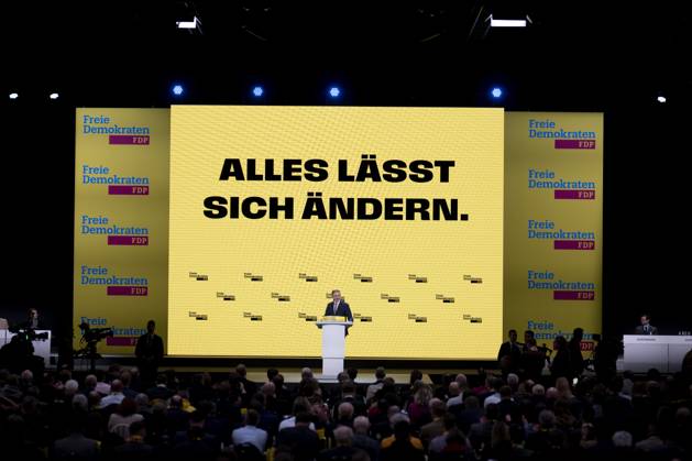 FDP Parteitag DEU, Deutschland, Germany, Berlin, 09.02.2025 Rede von Christian Lindner , Parteivorsitzender der Partei FDP , vor Anzeige Alles laesst sich aendern fuer die Kampagne der Freien Demokraten auf dem Bundesparteitag der FDP zum Wahlprogramm und Sofortprogramm unter dem Motto Alles laesst sich aendern Alles lässt sich ändern in Berlin Deutschland . Nach dem Bruch der Drei-Parteien-Bundeskoalition im vergangenen November werden in Deutschland am 23. Februar 2025 vorgezogene Bundestagswahlen abgehalten. Die Partei bewegt sich derzeit unter der 5 Prozent . en: Speech by Christian Lindner , party leader of the FDP party, in front of the advertisement Everything can be changed for the campaign of the Free Democrats at the federal par
