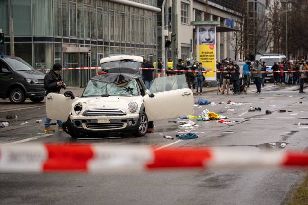 Ein Auto rast in der Innenstadt von München in eine Menschenmenge bei einer Verdi Demo. Das beschädigte Unfallauto