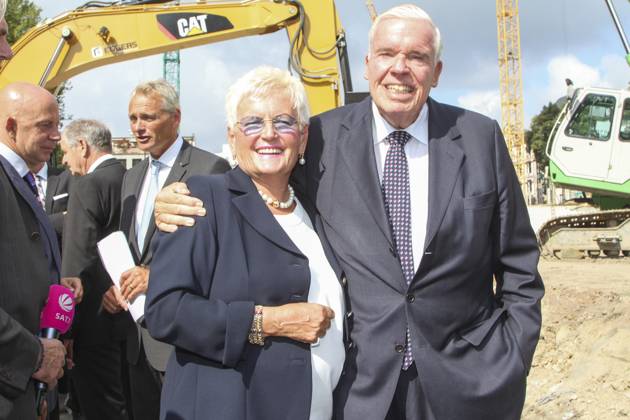 Prof. Dr.Klaus-Michael Kühne Kuehne mit seiner Ehefrau Christine Kühne - Kuehne Unternehmer Bauherr bei der Grundsteinlegung zum Hotel Neubau The Fontenay auf der Baustelle am Donnerstag 14.August 2014 in Hamburg HH Deutschland