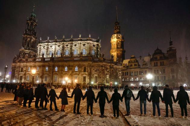Bilder des Jahres 2025, News 02 Februar News Themen der Woche KW07 News Bilder des Tages Mit einer Menschenkette wurde am Donnerstag (13.02.2025) vor der Hofkirche in Dresden an die Opfer des Zweiten Weltkrieges und die Zerstoerung der Stadt vor 80 Jahren erinnert. Bei Luftangriffen von britischen und US-amerikanischen Bombern auf Dresden wurde zwischen dem 13. und 15. Februar 1945 die Stadt schwer zerstoert. Rund 25.000 Menschen starben. Stadt und Zivilgesellschaft gestalten jaehrlich am 13. Februar einen Gedenktag. Seit Jahren missbrauchen zudem Rechtsextremisten den Tag fuer ihre Zwecke. (Siehe epd-Meldung vom 13.02.2025) EDITORIAL USE ONLY