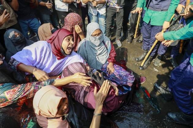 Bilder des Jahres 2025, News 02 Februar News Themen der Woche KW07 News Bilder des Tages February 13, 2025, Dhaka, Bangladesh: Police have charged batons and used water canons at assistant teachers selected for government primary schools whose appointment was scrapped by the High Court, in Dhaka, Bangladesh, 13 February 2025. The law enforcers resorted to the action after the job seekers blocked Shahbagh Intersection to protest. The protesters were also beaten up on Friday and Monday. Dhaka Bangladesh - ZUMAd117 20250213_fap_d117_031 Copyright: xSuvraxKantixDasx
