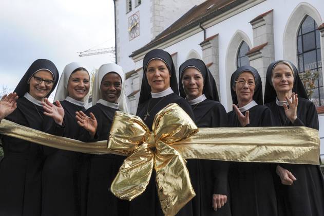 Andrea Sihler (Schwester Hidegard), Mareike Lindenmeyer (Novizin Claudia), Denise M Baye (Novizin Lele), Janina Hartwig (Schwester Hanna), Nina Hoger (Oberin Theodora),Karin Gregorek (Schwester Felicitas) und Emanuela von Frankenberg (Schwester Agnes) posieren mit einer goldenen Geburtstagsschleife beim Fototermin Um Himmels Willen zum Jubilaeumsfoto zur 15 Staffel der TV Serie am Mittwoch 21.Oktober 2015 in Oberhaching bei München Bayern Deutschland