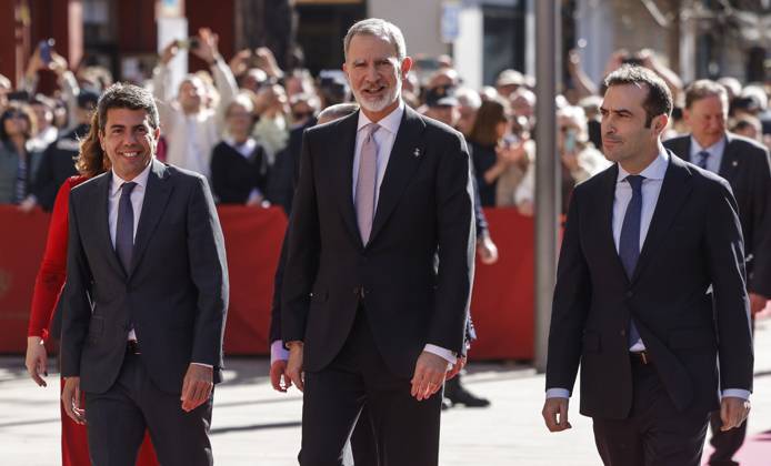 The King participates in the presentation of the 36th edition of the Rei Jaume I Awards The President of the Generalitat Valenciana, Carlos Mazón, King Felipe VI and the Minister of Economy, Trade and Enterprise, Carlos Cuerpo, on their arrival at the ceremony of the Rei Jaume I Awards 2024, in the Lonja de los Mercaderes de València, on February 14, 2025, in Valencia, Comunidad Valenciana Spain The Rei Jaume I Awards were created in 1989 with the aim of bringing science and business together to promote research, scientific development and entrepreneurship in Spain 14 FEBRUARY 2025 SCIENCE BUSINESS AWARDS AWARDS SCIENTIFIC ENTREPRENEURSHIP Valencia Valencia Comunidad Valenciana Valencia Comunidad Valenciana Spain Copyright: xRoberxSolsonax 6518825