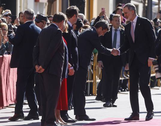 The King participates in the 36th edition of the Rei Jaume I Awards The president of the Generalitat Valenciana, Carlos Mazón i , greets King Felipe VI d on his arrival at the ceremony of the Rei Jaume I Awards 2024, in the Lonja de los Mercaderes de València, on February 14, 2025, in Valencia, Comunidad Valenciana Spain The Rei Jaume I Awards were created in 1989 with the aim of bringing science and business closer together to promote research, scientific development and entrepreneurship in Spain 14 FEBRUARY 2025 SCIENCE BUSINESS AWARDS AWARDS SCIENTIFIC ENTREPRENEURSHIP Valencia Valencia Comunidad Valenciana Valencia Comunidad Valenciana Spain  Copyright: xRoberxSolsonax 6518843
