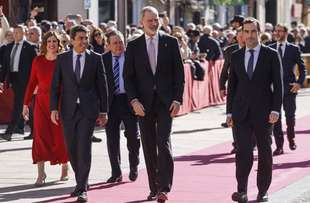 The King participates in the 36th edition of the Rei Jaume I Awards The mayoress of Valencia, María José Catalá, the president of the Generalitat Valenciana, Carlos Mazón, the president of the Valencian Association of Entrepreneurs AVE, Vicente Boluda, King Felipe VI and the Minister of Economy, Trade and Enterprise, Carlos Cuerpo, on their arrival at the ceremony of the Rei Jaume I Awards 2024, in the Lonja de los Mercaderes de València, February 14, 2025, in Valencia, Valencian Community Spain The Rei Jaume I Awards were created in 1989 with the aim of bringing science and business together to promote research, scientific development and entrepreneurship in Spain 14 FEBRUARY 2025 SCIENCE BUSINESS AWARDS AWARDS SCIENTIFIC ENTREPRENEURSHIP Copyright: xRoberxSolsonax 6519183