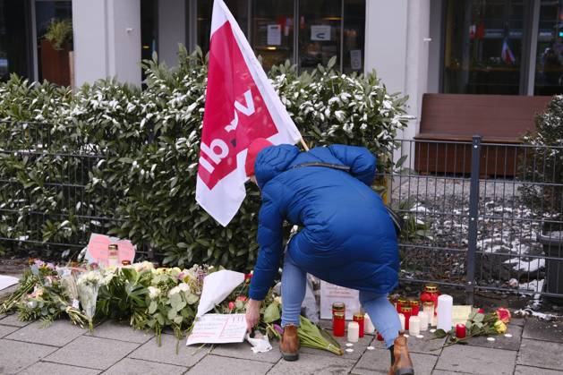 Bilder des Jahres 2025, News 02 Februar News Themen der Woche KW07 News Bilder des Tages Trauernde zünden Kerzen am Anschlagsort in München an Trauernde zünden Kerzen am Anschlagsort in München an und legen Blumen nieder