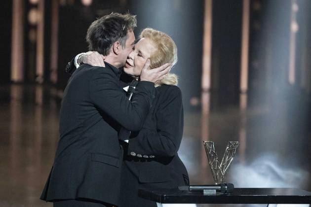 40th Les Victoires De La Musique-Boulogne-Billancourt Sylvie Vartan on stage receives an honorary award from David Hallyday during the 40th Les Victoires De La Musique at La Seine Musicale on February 14, 2025 in Boulogne-Billancourt, France. Photo by David NIVIERE ABACAPRESS.COM BOULOGNE-BILLANCOURT France  Copyright: xNivierexDavid ABACAPRESS.COMx