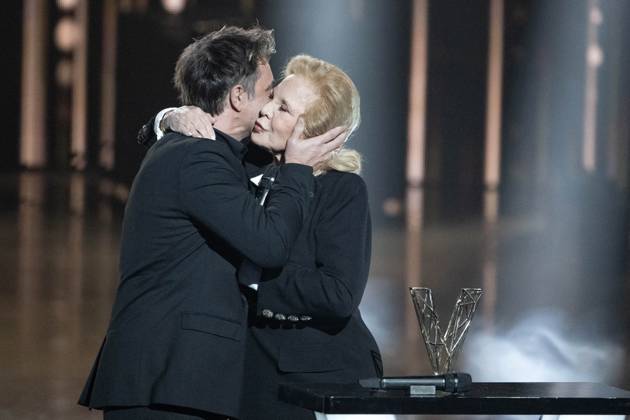 40th Les Victoires De La Musique-Boulogne-Billancourt Sylvie Vartan on stage receives an honorary award from David Hallyday during the 40th Les Victoires De La Musique at La Seine Musicale on February 14, 2025 in Boulogne-Billancourt, France. Photo by David NIVIERE ABACAPRESS.COM BOULOGNE-BILLANCOURT France  Copyright: xNivierexDavid ABACAPRESS.COMx