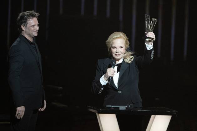 40th Les Victoires De La Musique-Boulogne-Billancourt Sylvie Vartan on stage receives an honorary award from David Hallyday during the 40th Les Victoires De La Musique at La Seine Musicale on February 14, 2025 in Boulogne-Billancourt, France. Photo by David NIVIERE ABACAPRESS.COM BOULOGNE-BILLANCOURT France  Copyright: xNivierexDavid ABACAPRESS.COMx