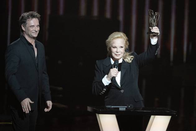 40th Les Victoires De La Musique-Boulogne-Billancourt Sylvie Vartan on stage receives an honorary award from David Hallyday during the 40th Les Victoires De La Musique at La Seine Musicale on February 14, 2025 in Boulogne-Billancourt, France. Photo by David NIVIERE ABACAPRESS.COM BOULOGNE-BILLANCOURT France  Copyright: xNivierexDavid ABACAPRESS.COMx
