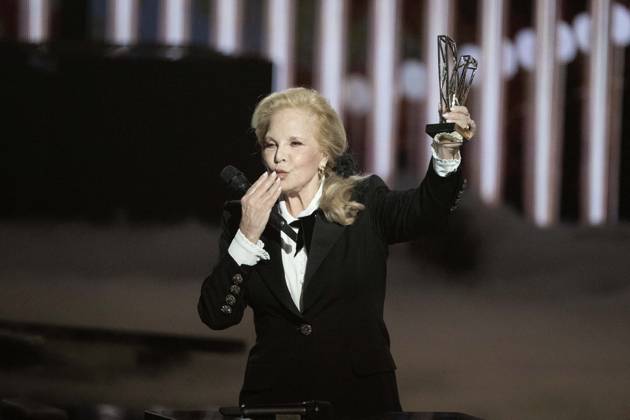 40th Les Victoires De La Musique-Boulogne-Billancourt Sylvie Vartan on stage receives an honorary award from David Hallyday during the 40th Les Victoires De La Musique at La Seine Musicale on February 14, 2025 in Boulogne-Billancourt, France. Photo by David NIVIERE ABACAPRESS.COM BOULOGNE-BILLANCOURT France  Copyright: xNivierexDavid ABACAPRESS.COMx