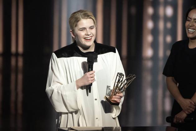 40th Les Victoires De La Musique-Boulogne-Billancourt Zaho de Sagazan celebrates after receiving the award for Female artist of the year during the 40th Les Victoires De La Musique at La Seine Musicale on February 14, 2025 in Boulogne-Billancourt, France. Photo by David NIVIERE ABACAPRESS.COM BOULOGNE-BILLANCOURT France  Copyright: xNivierexDavid ABACAPRESS.COMx
