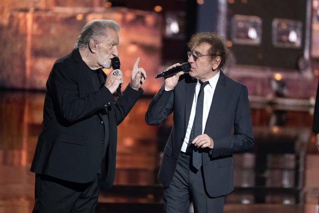 40th Les Victoires De La Musique-Boulogne-Billancourt Eddy Mitchell and Alain Souchon perform on stage at the 40th Les Victoires De La Musique at La Seine Musicale on February 14, 2025 in Boulogne-Billancourt, France. Photo by David NIVIERE ABACAPRESS.COM BOULOGNE-BILLANCOURT France  Copyright: xNivierexDavid ABACAPRESS.COMx