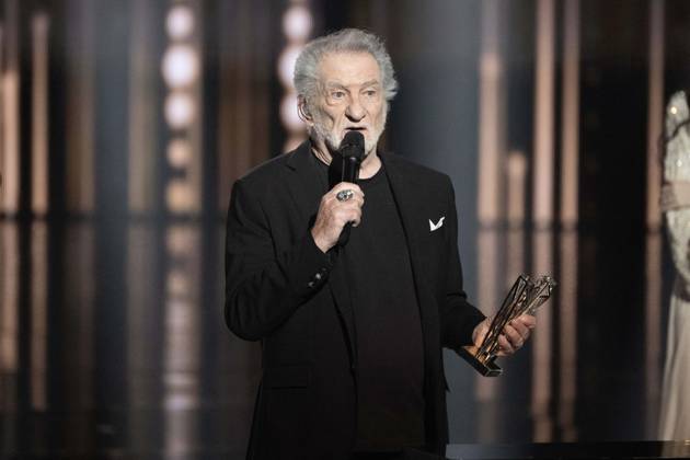 40th Les Victoires De La Musique-Boulogne-Billancourt Eddy Mitchell receives an honorary award from Alain Souchon during the 40th Les Victoires De La Musique at La Seine Musicale on February 14, 2025 in Boulogne-Billancourt, France. Photo by David NIVIERE ABACAPRESS.COM BOULOGNE-BILLANCOURT France  Copyright: xNivierexDavid ABACAPRESS.COMx