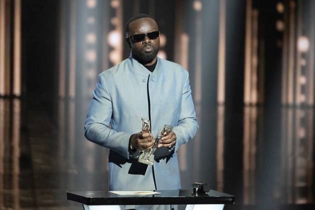 40th Les Victoires De La Musique-Boulogne-Billancourt Maitre Gims celebrates after receiving the award for Male artist of the year during the 40th Les Victoires De La Musique at La Seine Musicale on February 14, 2025 in Boulogne-Billancourt, France. Photo by David NIVIERE ABACAPRESS.COM BOULOGNE-BILLANCOURT France  Copyright: xNivierexDavid ABACAPRESS.COMx