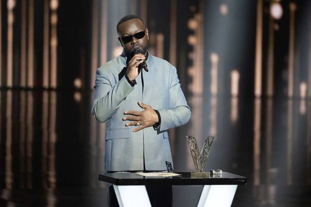 40th Les Victoires De La Musique-Boulogne-Billancourt Maitre Gims celebrates after receiving the award for Male artist of the year during the 40th Les Victoires De La Musique at La Seine Musicale on February 14, 2025 in Boulogne-Billancourt, France. Photo by David NIVIERE ABACAPRESS.COM BOULOGNE-BILLANCOURT France  Copyright: xNivierexDavid ABACAPRESS.COMx