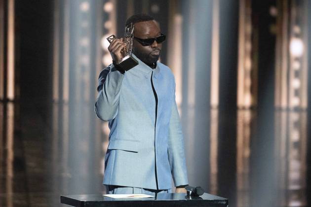 40th Les Victoires De La Musique-Boulogne-Billancourt Maitre Gims celebrates after receiving the award for Male artist of the year during the 40th Les Victoires De La Musique at La Seine Musicale on February 14, 2025 in Boulogne-Billancourt, France. Photo by David NIVIERE ABACAPRESS.COM BOULOGNE-BILLANCOURT France  Copyright: xNivierexDavid ABACAPRESS.COMx