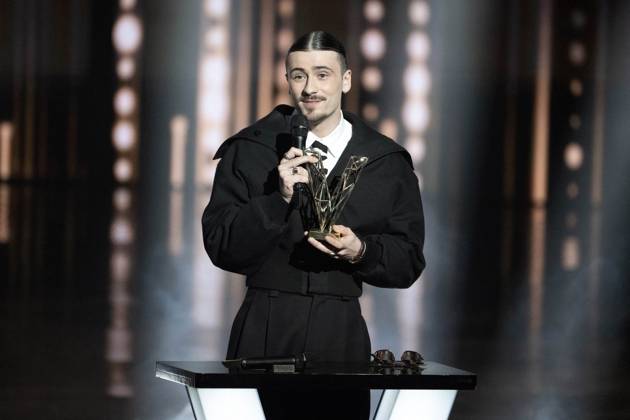 40th Les Victoires De La Musique-Boulogne-Billancourt Pierre Garnier celebrates after receiving the male revelation award during the 40th Les Victoires De La Musique at La Seine Musicale on February 14, 2025 in Boulogne-Billancourt, France. Photo by David NIVIERE ABACAPRESS.COM BOULOGNE-BILLANCOURT France  Copyright: xNivierexDavid ABACAPRESS.COMx