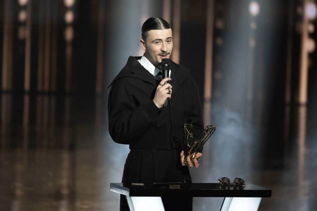 40th Les Victoires De La Musique-Boulogne-Billancourt Pierre Garnier celebrates after receiving the male revelation award during the 40th Les Victoires De La Musique at La Seine Musicale on February 14, 2025 in Boulogne-Billancourt, France. Photo by David NIVIERE ABACAPRESS.COM BOULOGNE-BILLANCOURT France  Copyright: xNivierexDavid ABACAPRESS.COMx