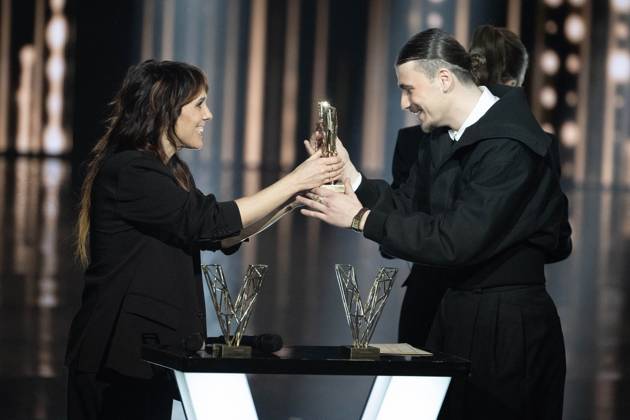 40th Les Victoires De La Musique-Boulogne-Billancourt Pierre Garnier receives the male revelation award from Zaz during the 40th Les Victoires De La Musique at La Seine Musicale on February 14, 2025 in Boulogne-Billancourt, France. Photo by David NIVIERE ABACAPRESS.COM BOULOGNE-BILLANCOURT France  Copyright: xNivierexDavid ABACAPRESS.COMx