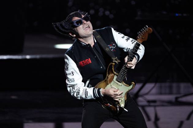 40th Les Victoires De La Musique-Boulogne-Billancourt Matthieu Chedid performs on stage during a tribute to DJ Mehdi at the 40th Victoires de la Musique at La Seine Musicale on February 14, 2025 in Boulogne-Billancourt, France. Photo by David NIVIERE ABACAPRESS.COM BOULOGNE-BILLANCOURT France  Copyright: xNivierexDavid ABACAPRESS.COMx