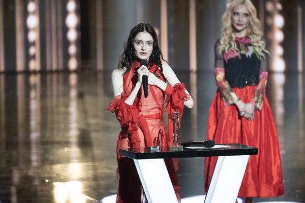 40th Les Victoires De La Musique-Boulogne-Billancourt Solenn receives the Female revelation award from Jeanne Mas during the 40th Les Victoires De La Musique at La Seine Musicale on February 14, 2025 in Boulogne-Billancourt, France. Photo by David NIVIERE ABACAPRESS.COM BOULOGNE-BILLANCOURT France  Copyright: xNivierexDavid ABACAPRESS.COMx