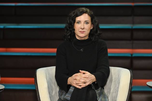 Juli Zeh (Autorin) 02 25 her Juli Zeh am 9. Februar 2025 in Markus Lanz , ZDF - Sondersendung nach dem Kanzlerduell zur Bundestagswahl 2025 TV Fernsehen Talkshow Talk Show Deutschland deutsch deutsche Frau Schriftstellerin Literatur Juristin Richterin female lawyer author writer quer halb sitzend neutral