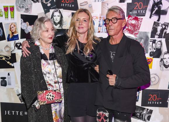 20454 - Haftbefehl - Hamburg 21.08.2020 Jette Joop mit ihrem Vater Wolfgang Jooop und Mutter Karin Joop - Metz Archivbild zum Thema - Laut Medien hat die Hamburger Staatsanwaltschaft gegen die Designerin Jette Joop einen Haftbefehl beantragt , wegen nicht gezahlter Verfahrenskosten von 3000 vor Gericht HH Deutschland