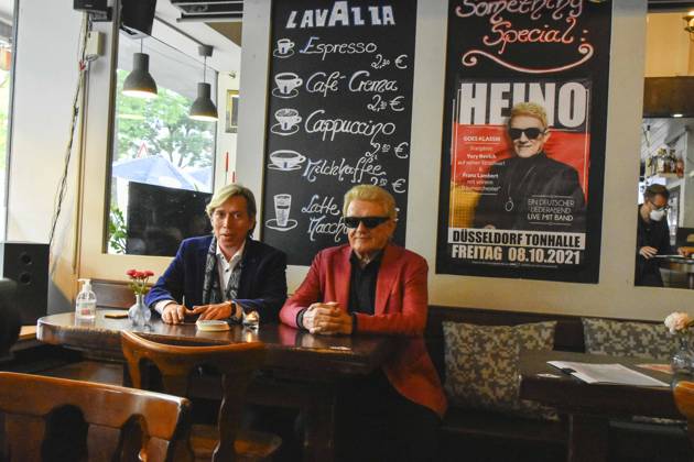 Heino - Heinz Georg Kramm - Der Schlager Saenger mit seinem Manager Helmut Werner beim Heimatbesuch in Gaststaette Wellnetz Duesseldorf beim PK Termin zur neuen Tournee Heino goes Klassik am 21.08.2021 in Duesseldorf NRW Deutschland