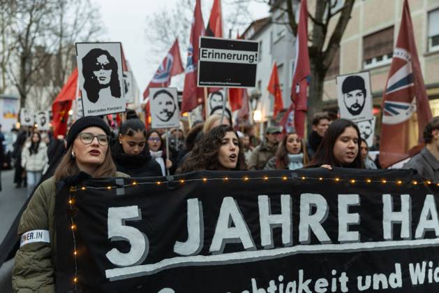 Bilder des Jahres 2025, News 02 Februar News Themen der Woche KW07 News Bilder des Tages 5 Jahre rassistischer Anschlag Hanau - Kundgebung und Demo Mit einer Kundgebung und Demonstration auf dem Marktplatz und in der Innenstadt Hanaus gedachten rund 1000 Menschen den Opfern des rassistischen Anschlags in Hanau vom 19.2.2000. Fünf Jahre danach setzten die Teilnehmenden ein Zeichen gegen Rassismus und Diskriminierung, für Gerechtigkeit, die Anerkennung der Opfer und für eine Gesellschaft, in der Vielfalt geschätzt und respektiert wird. Im Kontext des Erstarkens rechten Gedankenguts in Deutschland und weltweit hatte ein Bündnis aus Jugendorganisationen - dem Jugendbündnis Remember Hanau - und der IG-Metall dazu aufgerufen. Hanau Hessen Deutschland Innenstadt
