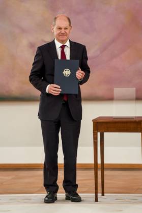 Olaf Scholz (Bundesminister der Finanzen), Der Bundespraesident Frank-Walter Steinmeier haendigt dem Bundeskabinett und der Bundeskanzlerin die Entlassungsurkunden aus am Dienstag 26.10.2021 im Schloss Belevue in Berlin Berlin Deutschland