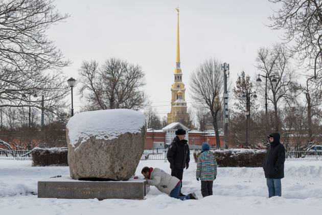 Bilder des Jahres 2025, News 02 Februar News Themen der Woche KW07 News Bilder des Tages February 16, 2025, St. Petersburg, Russia: A man kneels at the Memorial to the Victims of Political Repressions after laying flowers in memory of Russian opposition leader Alexei Navalny a year after his death in St. Petersburg. St. Petersburg Russia - ZUMAs197 20250216_aaa_s197_198 Copyright: xAndreixBokx