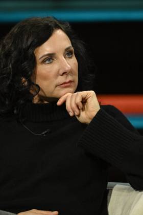 Juli Zeh (Autorin) 02 25 her Juli Zeh am 9. Februar 2025 in Markus Lanz , ZDF - Sondersendung nach dem Kanzlerduell zur Bundestagswahl 2025 TV Fernsehen Talkshow Talk Show Deutschland deutsch deutsche Frau Schriftstellerin Literatur Juristin Richterin female lawyer author writer hoch halb sitzend Porträt nachdenklich zuhörend aufgestützt