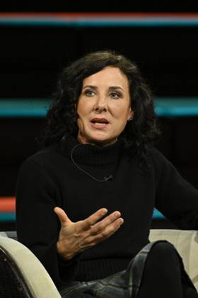 Juli Zeh (Autorin) 02 25 her Juli Zeh am 9. Februar 2025 in Markus Lanz , ZDF - Sondersendung nach dem Kanzlerduell zur Bundestagswahl 2025 TV Fernsehen Talkshow Talk Show Deutschland deutsch deutsche Frau Schriftstellerin Literatur Juristin Richterin female lawyer author writer hoch halb sitzend sprechend gestikulierend