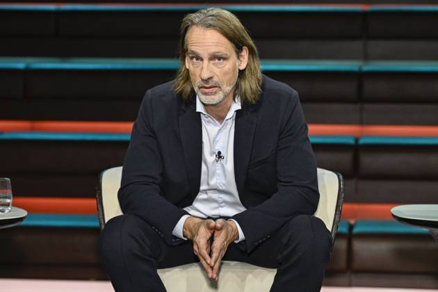 Richard David Precht (Philosoph) 02 25 her Richard David Precht am 13. Februar 2025 in Markus Lanz , ZDF TV Fernsehen Talkshow Talk Show Deutschland deutsch deutscher Mann Philosoph Philosophie german philosopher author writer quer halb sitzend neutral