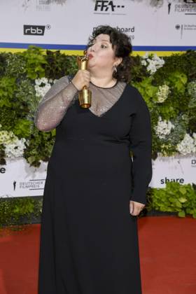 Meltem Kaptan bei der Verleihung des Deutschen Filmpreises Lola am 24. Juni 2022 im Palais am Funkturm in den Messe-Hallen in Berlin.