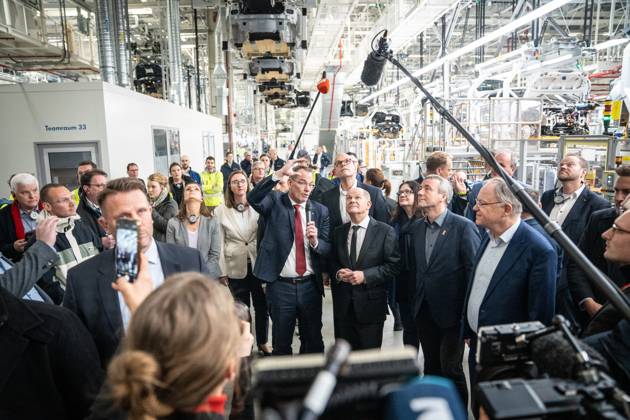 Bilder des Jahres 2025, News 02 Februar News Themen der Woche KW08 News Bilder des Tages Bundeskanzler besucht VW-Werk in Emden - Produktionsstandort Volkswagem ID.7 - Olaf Scholuz während der Werksbesichtigung;Bundeskanzler besucht VW-Werk in Emden - Produktionsstandort Volkswagem ID.7 - Olaf Scholuz während der Werksbesichtigung, Emden Niedersachsen Deutschland VW-Werk