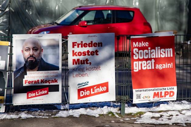 Wahlplakate der Linken mit dem Direktkandidat für Neukölln Ferat Kocak und der MLPD am Hermannplatz in Berlin am 18. Februar 2025. Bundestagswahl 2025