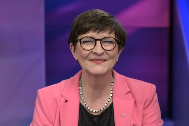 GER, Berlin, Studio, zu Gast bei - maischberger, Polittalk, TV, Format, mit Moderatorin - Sandra Maischberger, Das Erste, aus Adlershof - am Studio 20, im Bild v.l.: Saskia Esken, SPD (Parteivorsitzende) 18.02.2025, Copyright: HMBxMedia UwexKoch