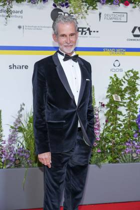 Ulrich Matthes bei der Verleihung des Deutschen Filmpreises am 12.05.2023 im Theater am Potsdamer Platz in Berlin. Berlin Deutschland