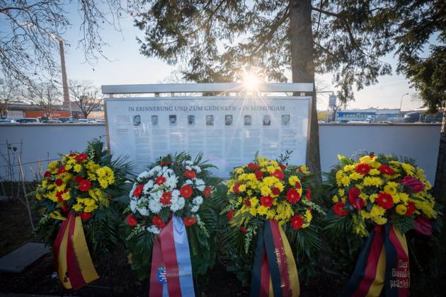 Bilder des Jahres 2025, News 02 Februar News Themen der Woche KW08 Gedenken mit Kraenzen am fuenften Jahrestag des Anschlags in Hanau an den Graebern der auf dem Hanauer Hauptfriedhof bestatteten Opfer (Foto vom 19.02.2025). Die Stadt Hanau erinnert am Mittwoch, 19.02.2025, an die am 19. Februar 2020 ermordeten neun Buerger aus Einwandererfamilien. Im Namen von Stadt, Land und Bund werden an den Grabstaetten in Hanau, Offenbach, Bulgarien, Rumaenien und in der Tuerkei Blumen- und Kraenz niedergelegt. (Siehe epd-Meldungen vom 19.02.2025) EDITORIAL USE ONLY