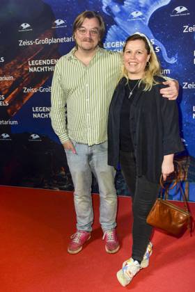 Nilz Nils Bokelberg und Frau Maria Lorenz-Bokelberg Moderator Ehepaar zu Gast auf dem Roten Teppich bei der Weltpremiere Legenden des Nachthimmels am Donnerstag 23.11.2023 im Zeiss-Großplanetarium in Berlin Berlin D